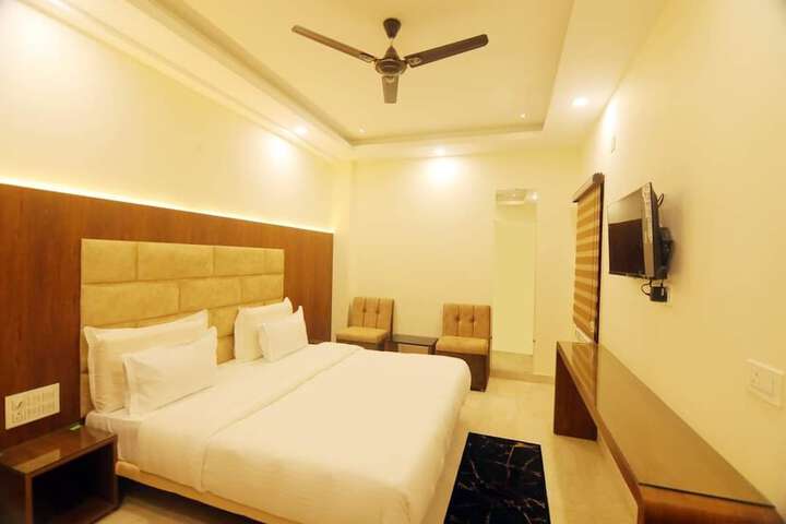 Room 4 of 17