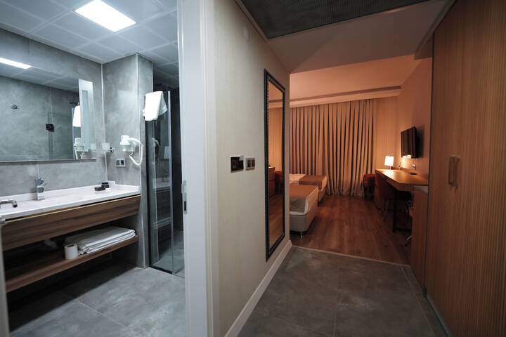 Room 16 of 28