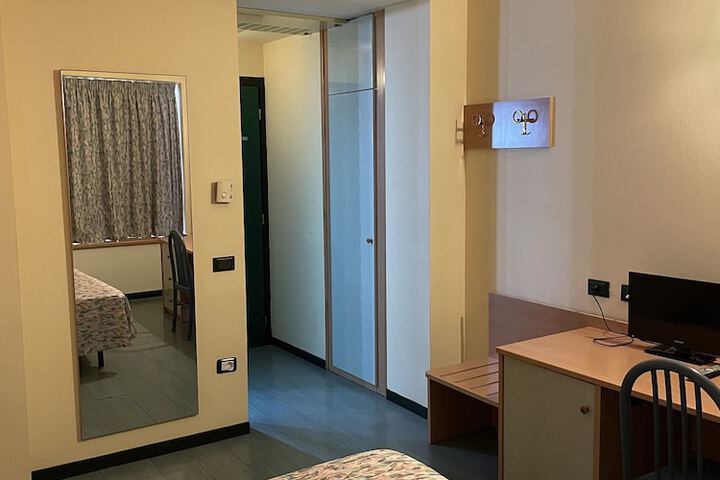Room 10 of 14