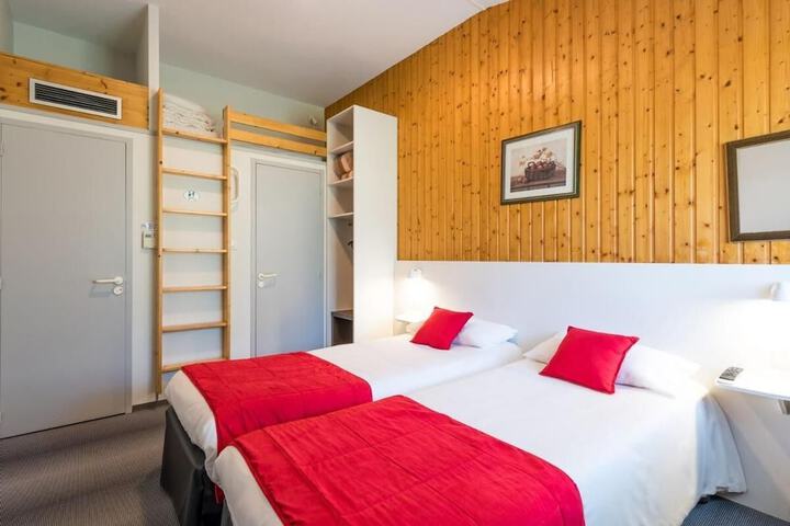 Room 10 of 28
