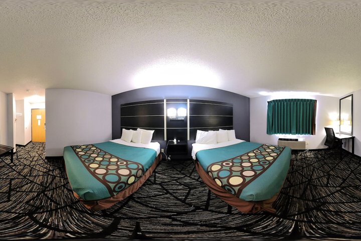 2 Queen Beds (7 of 10)
