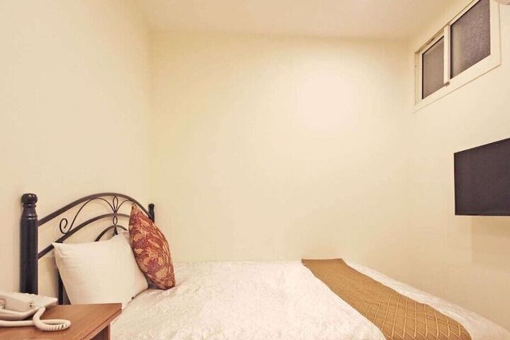 Room 17 of 42