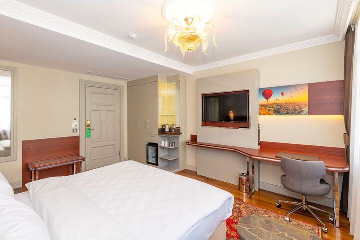 Room 10 of 102