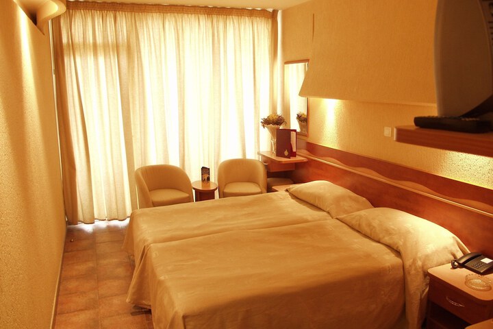 Room 5 of 32