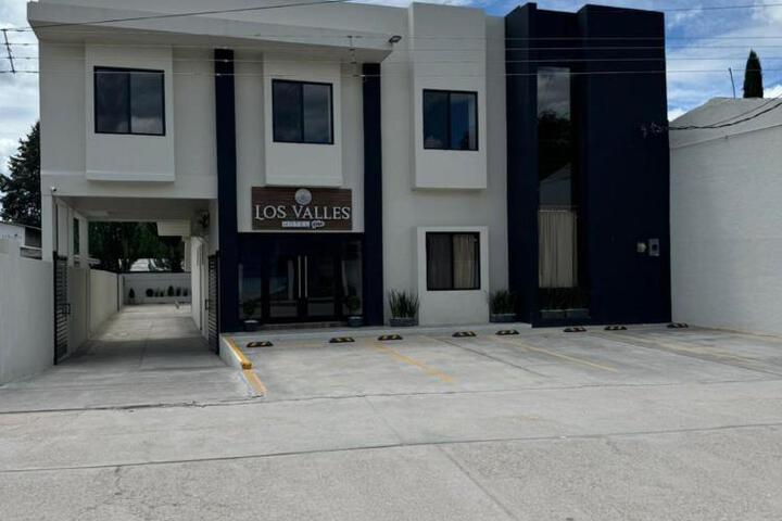 Exterior of Hotel Los Valles Plus