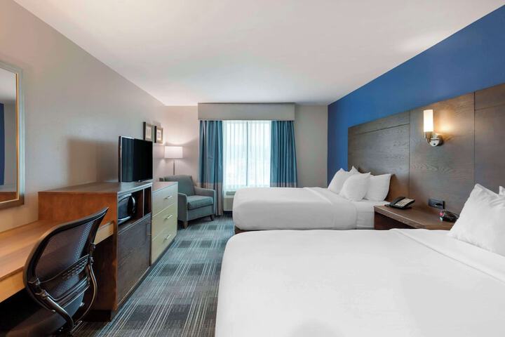 2 Queen Beds (2 of 7)