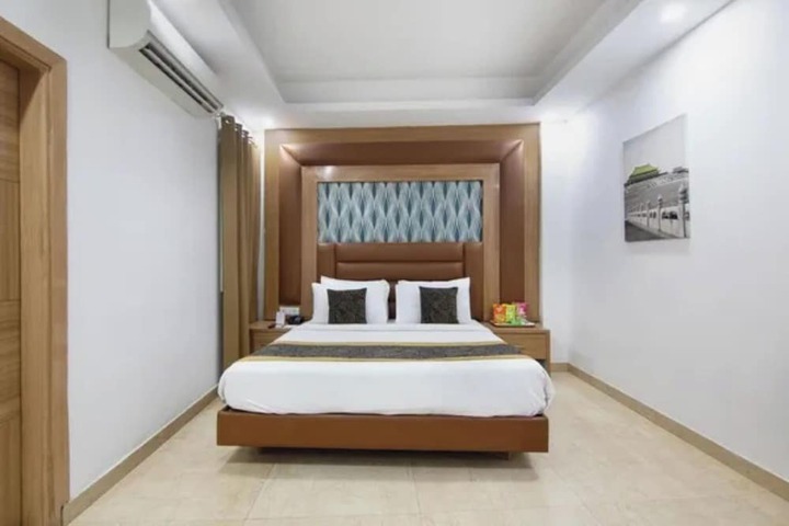 Room 6 of 17
