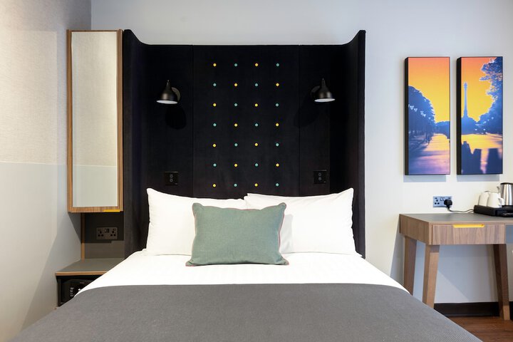 Room 6 of 42