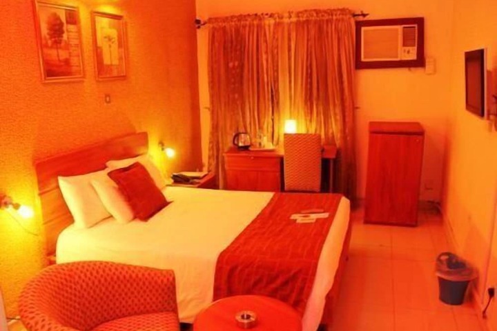 Room 4 of 9