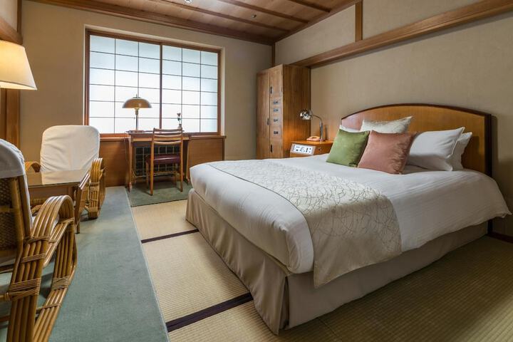 Room 13 of 40