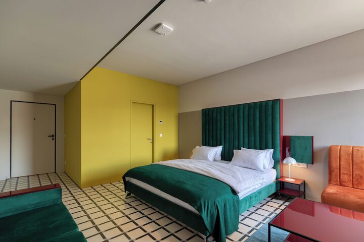 Room 4 of 43