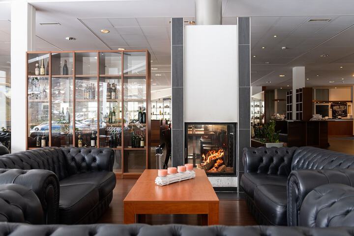 Lobby lounge