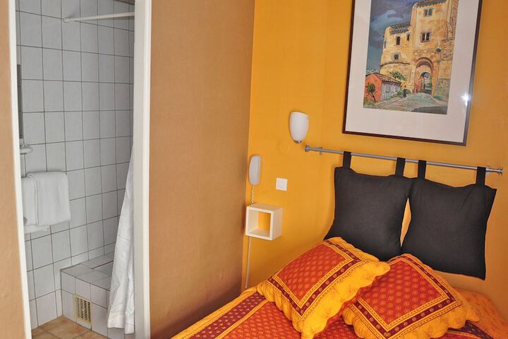 Room 5 of 82