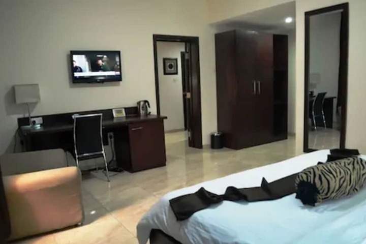Room 10 of 32