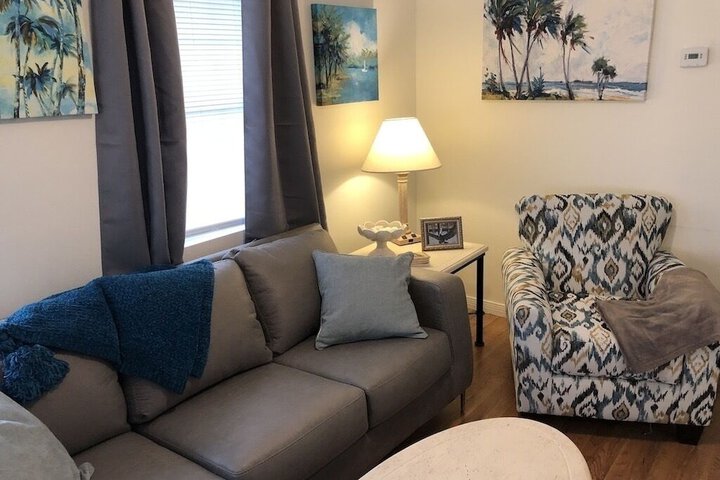 Lounge 33 of 66