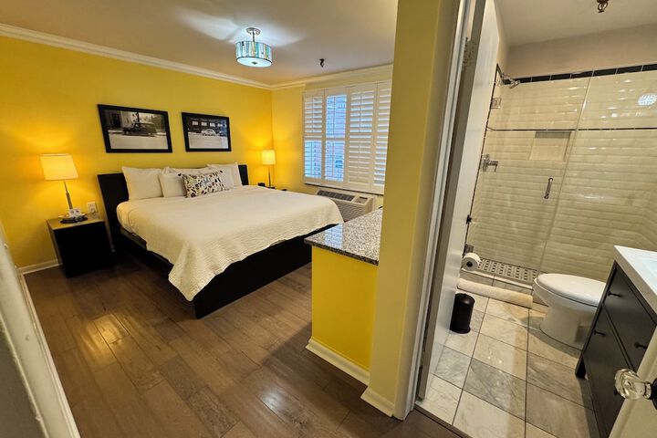 Superior King Room (2 of 15)