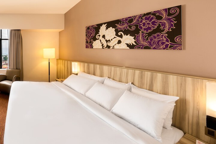 Room 28 of 33