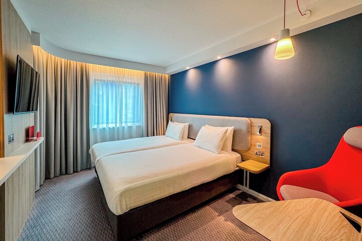 Room 11 of 80