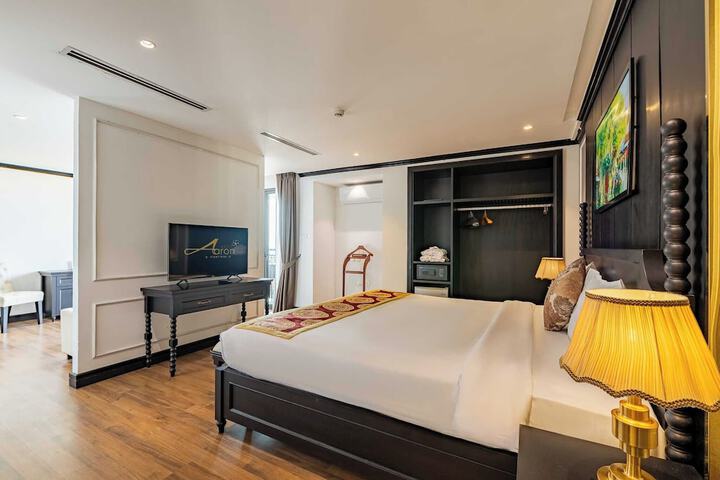 Room 12 of 65