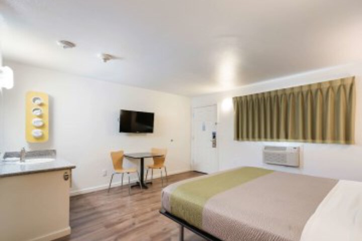 Room 16 of 38