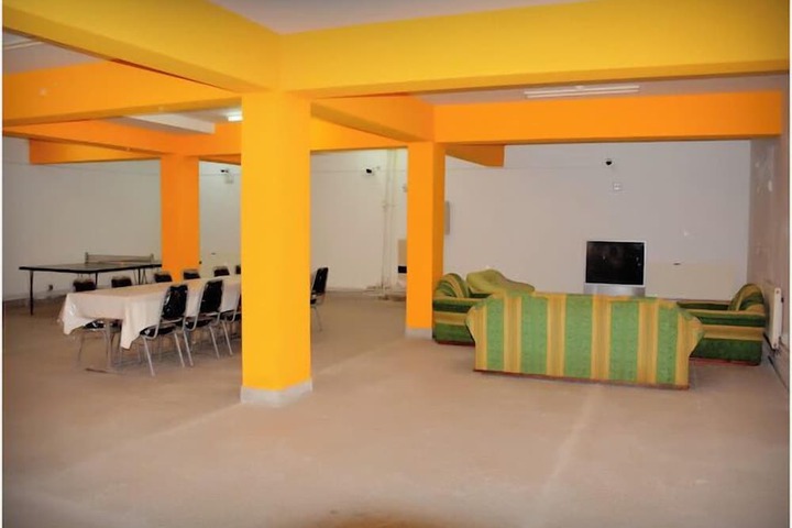 Lounge 4 of 9