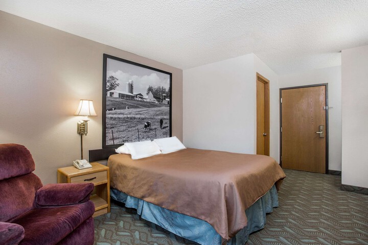 1 Queen Bed (3 of 23)