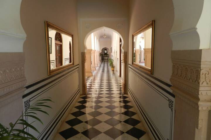 Ballroom/Hall 92 of 112