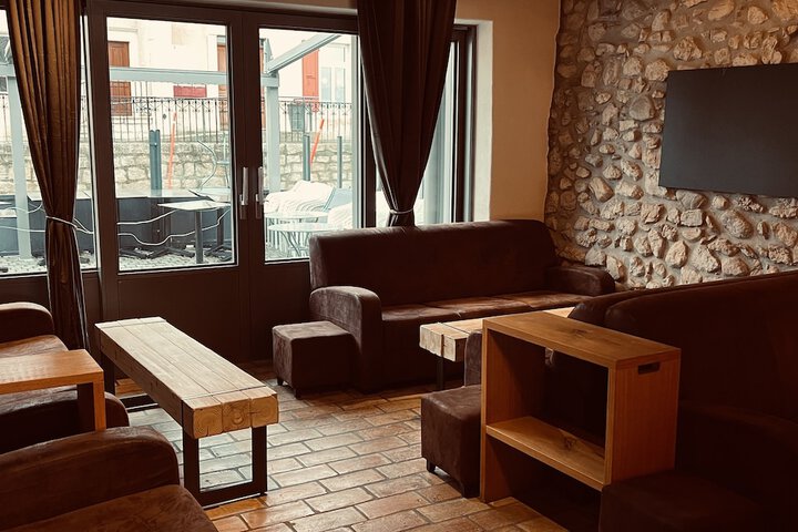 Lounge 14 of 16
