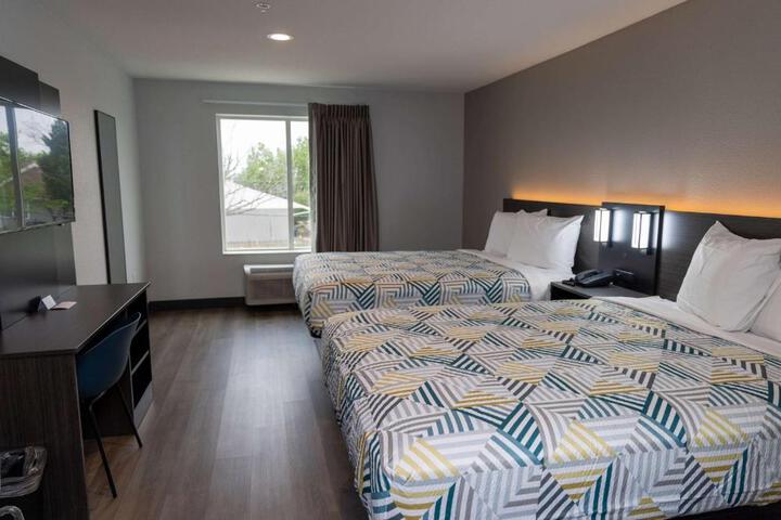 2 Queen Beds (5 of 6)
