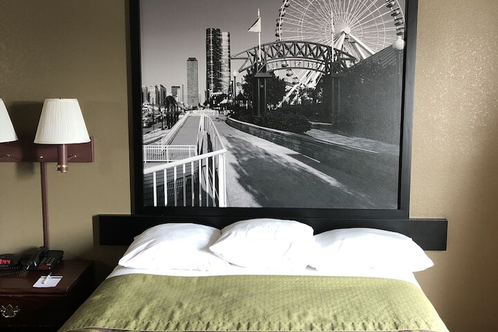 1 King Bed (4 of 24)