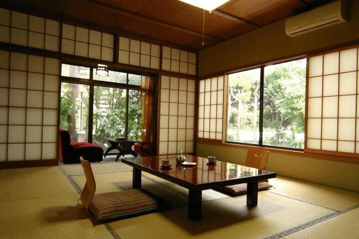 Room 6 of 33