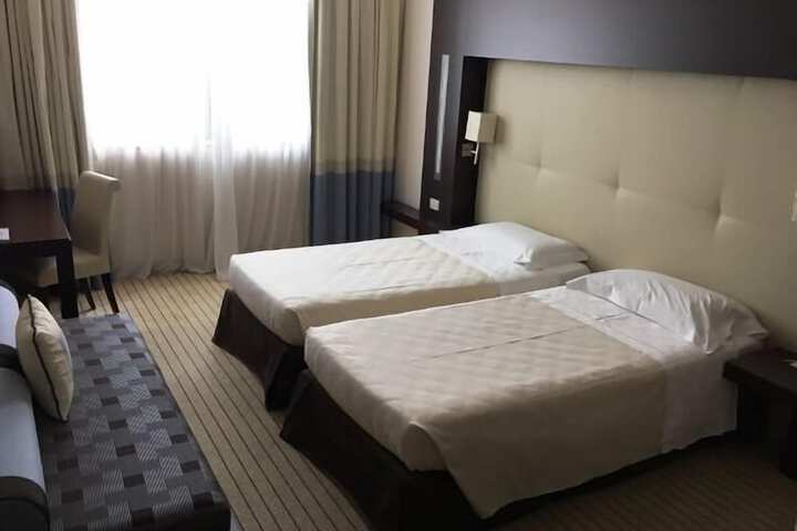 Room 10 of 34