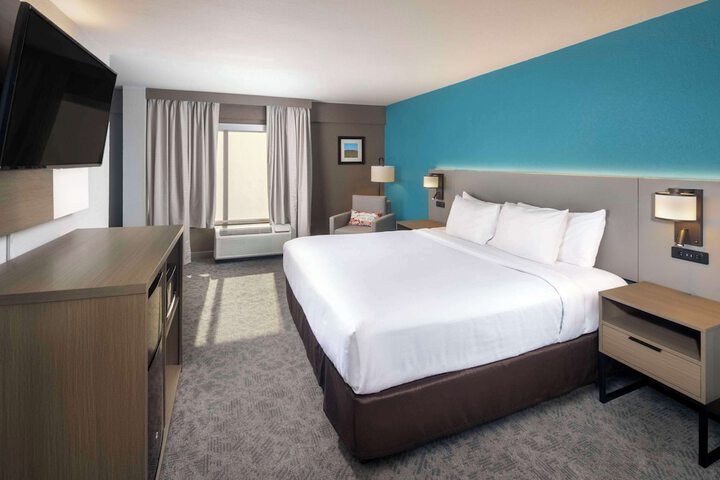 1 King Bed (2 of 22)