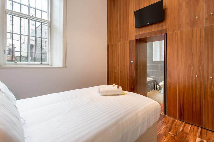 Room 2 of 37