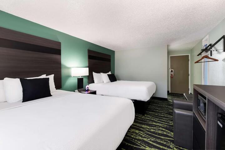 1 Queen Bed (12 of 15)