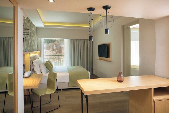 Room 52 of 159