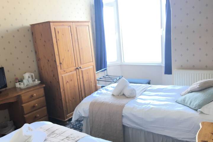 Room 6 of 25