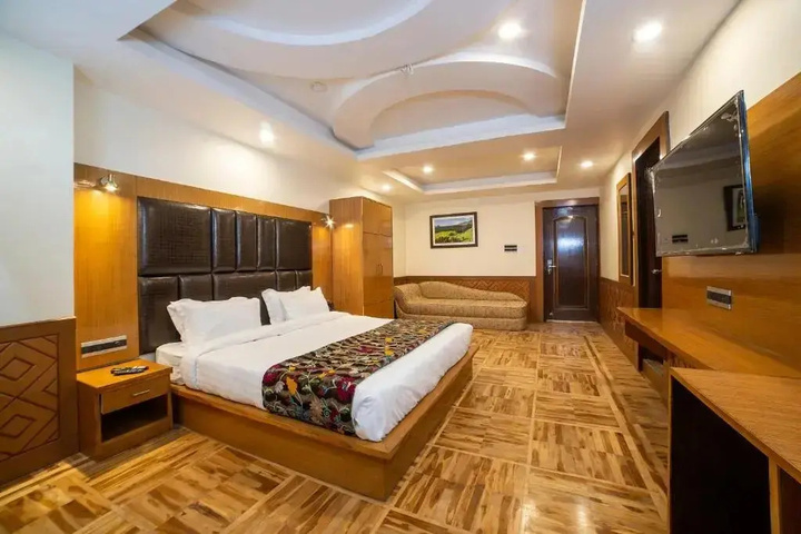 Room 6 of 12