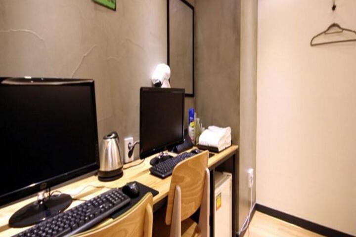 Room 4 of 9
