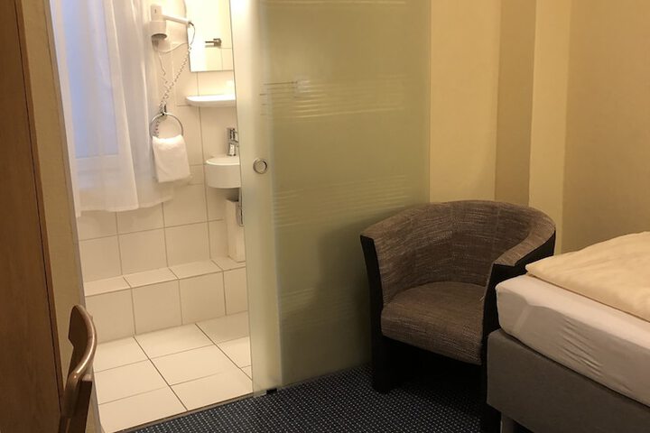 Room 6 of 28