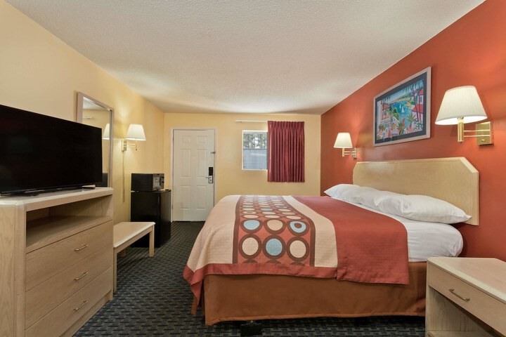 1 King Bed (4 of 6)