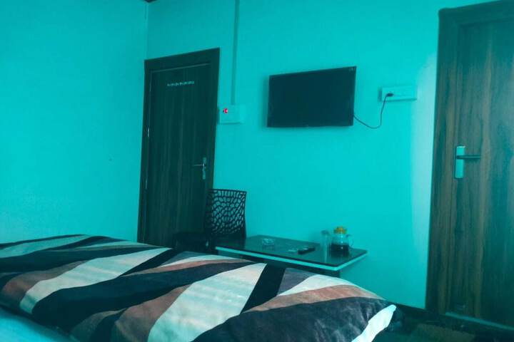 Room 3 of 37