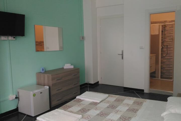 Room 6 of 32