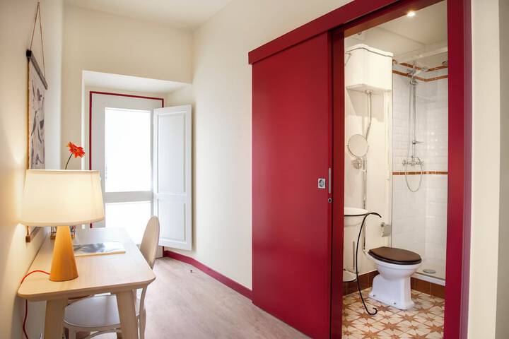 Room 8 of 12