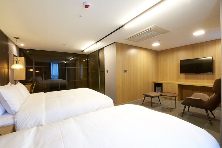 Room 18 of 48