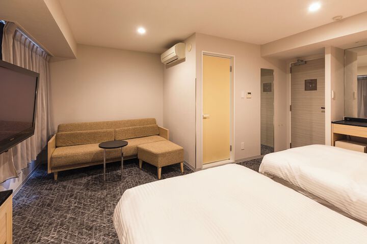 Room 10 of 32