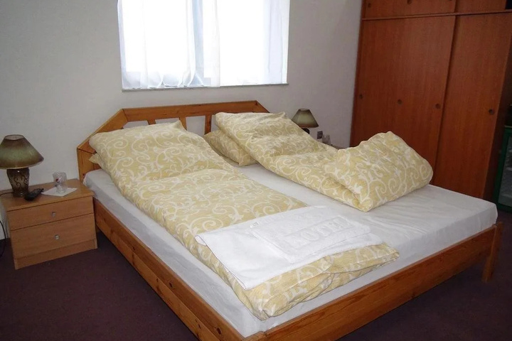 Room 8 of 9
