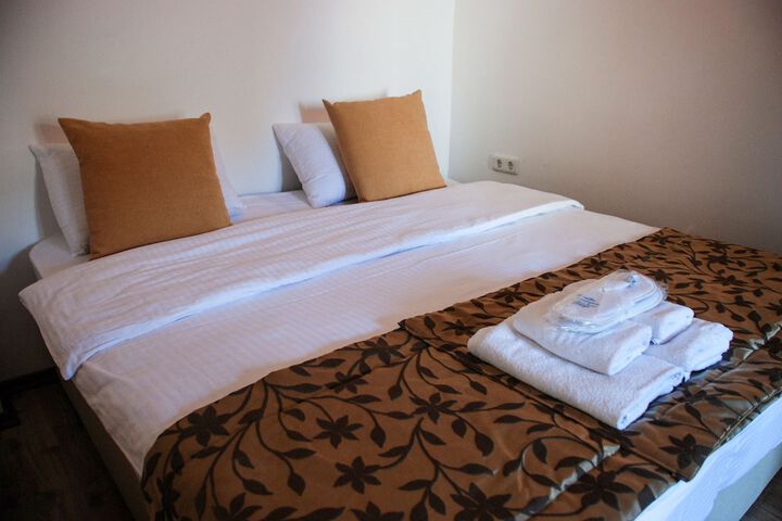 Room 4 of 90