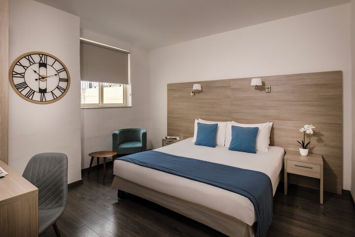 Room 10 of 32