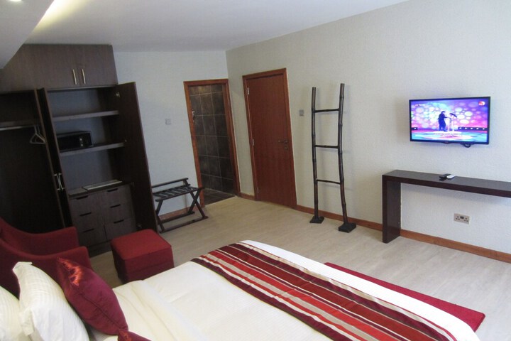 Room 4 of 102
